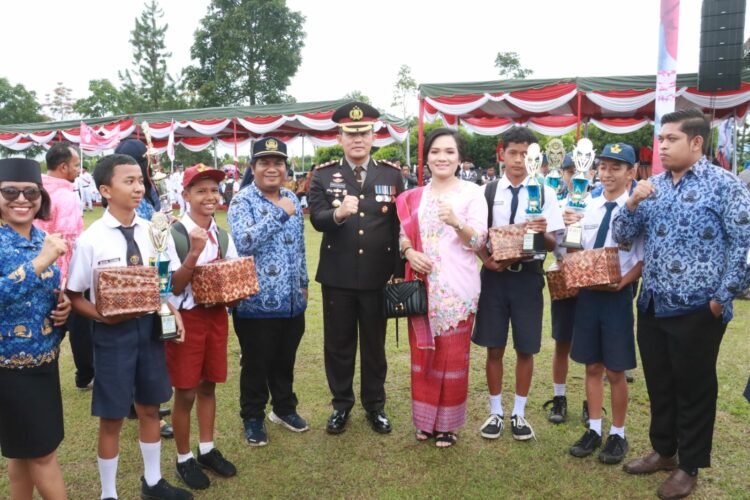 Tetap Semangat Meski Diguyur Hujan, Kapolres Didampingi Ketua Bhayangkari Simalungun Ikuti Upacara HUT RI Ke-78