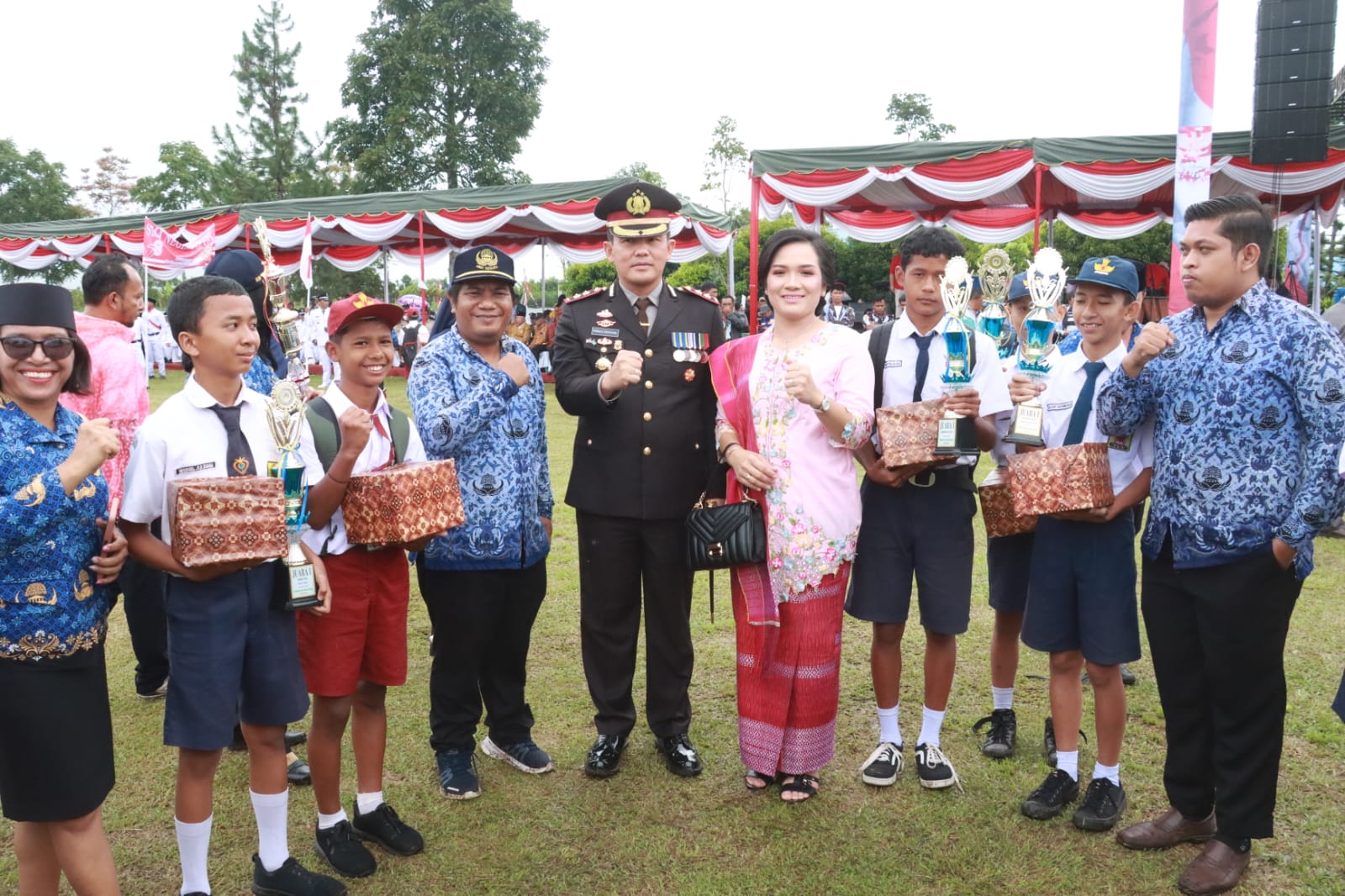 Tetap Semangat Meski Diguyur Hujan, Kapolres Didampingi Ketua Bhayangkari Simalungun Ikuti Upacara HUT RI Ke-78 Tetap Semangat Meski Diguyur Hujan, Kapolres Didampingi Ketua Bhayangkari Simalungun Ikuti Upacara HUT RI Ke-78