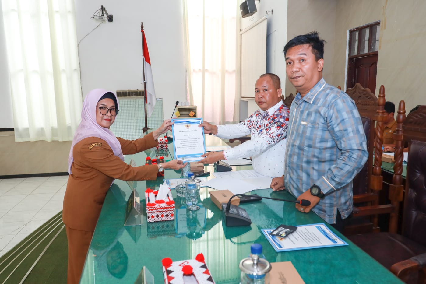 Wali Kota Sianțar dr Susanti Sampaikan Pengantar Nota atas Rancangan KUA PPAS APBD TA 2024 Wali Kota Sianțar dr Susanti Sampaikan Pengantar Nota atas Rancangan KUA PPAS APBD TA 2024
