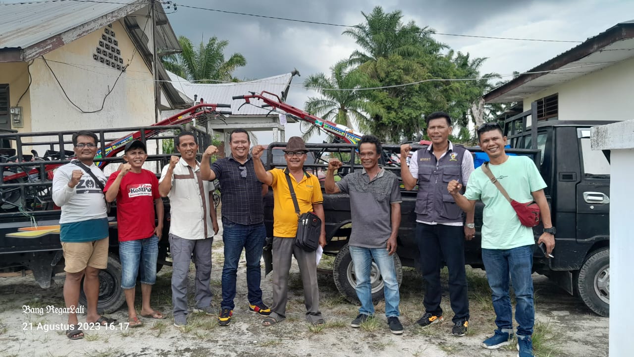 Sahabat Bung Jekson Hutahaean Bersama KOMPAK Berikan Bantuan Dua Unit Hand tractors Untuk Kelompok Tani