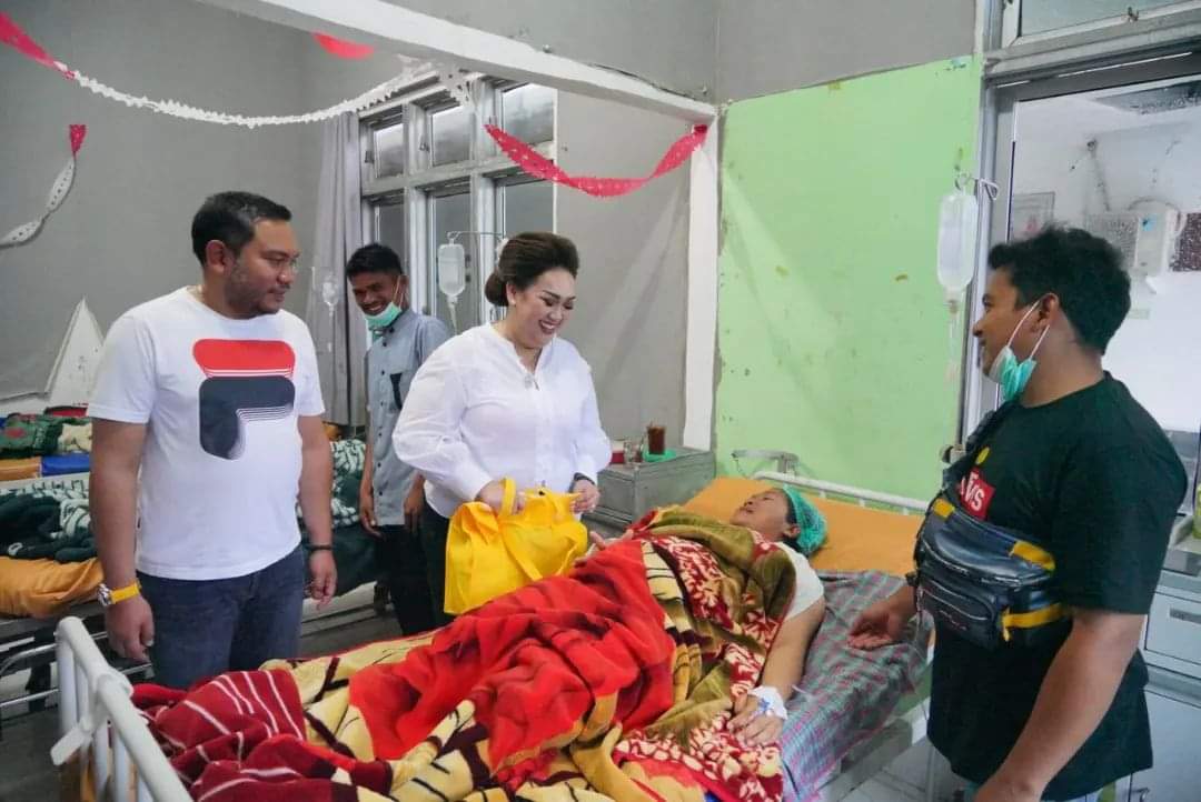 Bupati Pakpak Bharat dan Istri Kunjungi 3 Pasien RSUD Salak yang Melahirkan di HUT Kemerdekaan RI ke-78 Bupati Pakpak Bharat dan Istri Kunjungi 3 Pasien RSUD Salak yang Melahirkan di HUT Kemerdekaan RI ke-78