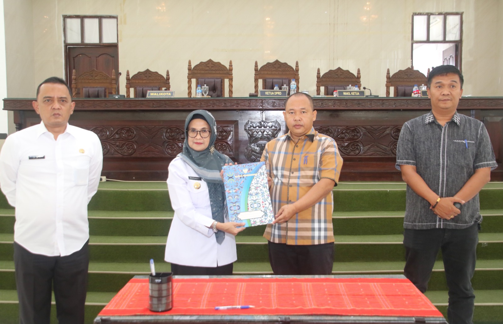 Wali Kota Siantar dr Susanti dan DPRD Siantar Tandatangani Nota Kesepakatan KUA-PPAS APBD TA 2024 Wali Kota Siantar dr Susanti dan DPRD Siantar Tandatangani Nota Kesepakatan KUA-PPAS APBD TA 2024