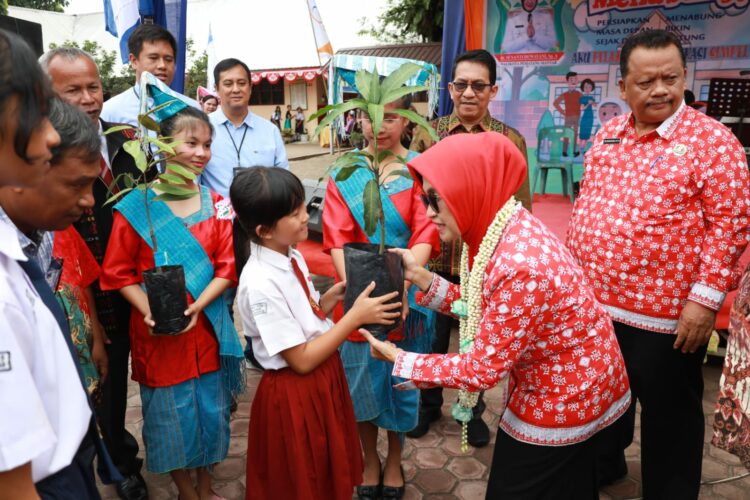 Wali Kota dr Susanti Hadiri Program Gemar Menabung dan Aksi Tanam Pohon di SMP Negeri 3 Siantar