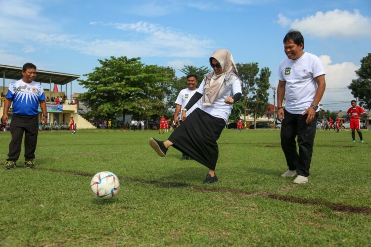 Wali Kota dr Susanti Lakukan Kick Off Wali Kota Cup Tahun 2023 di Lapangan Farel Pasaribu