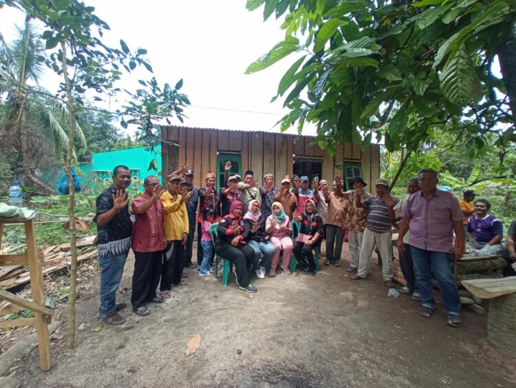 Relawan HHG, Warga Aman Sari, KRNS Serahkan Kunci Bedah Rumah Kepada Wak Samin