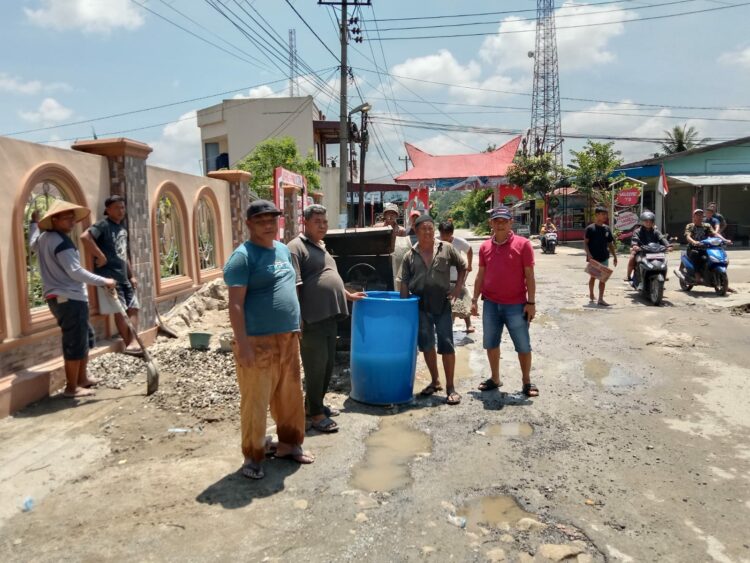 Suriawan SH Bersama Warga Gotong Royong Pengecoran Jalan Berlobang Di Karang Anyer