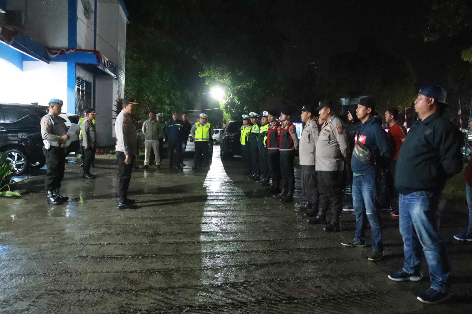 Diguyur Hujan Deras, Personel Polres Simalungun Tetap Semangat Gelar Patroli Skala Besar Diguyur Hujan Deras, Personel Polres Simalungun Tetap Semangat Gelar Patroli Skala Besar