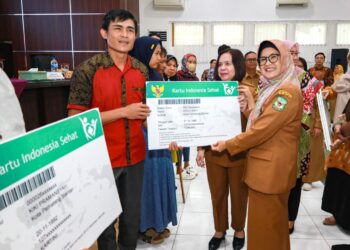 Wali Kota dr Susanti Hadiri Launching UHC Sekaligus Penyerahan  Kartu Kepesertaan JKN-KIS bagi Peserta PBPU-BP