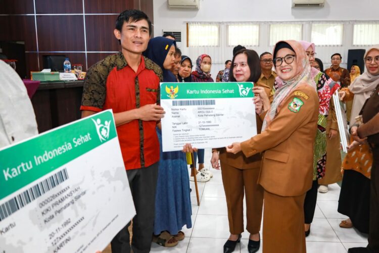 Wali Kota dr Susanti Hadiri Launching UHC Sekaligus Penyerahan  Kartu Kepesertaan JKN-KIS bagi Peserta PBPU-BP