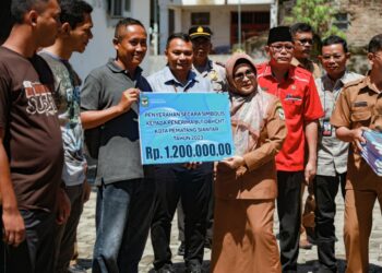 Wali Kota dr Susanti Dewayani SpA Serahkan Bantuan Langsung Tunai DBH-TCT