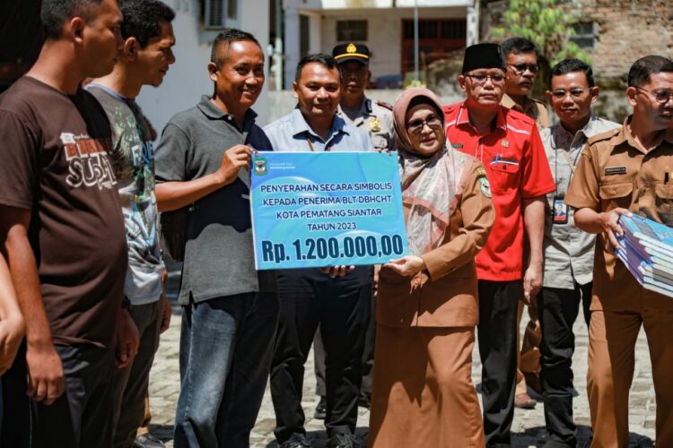 Wali Kota dr Susanti Dewayani SpA Serahkan Bantuan Langsung Tunai DBH-TCT