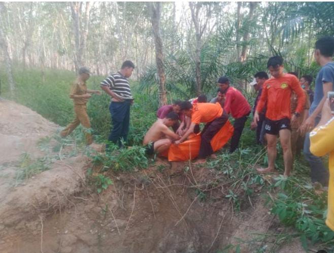 BPBD Way Kanan Berhasil Mengevakuasi Pekerja Deres Karet yang Hilang Dalam Sumur