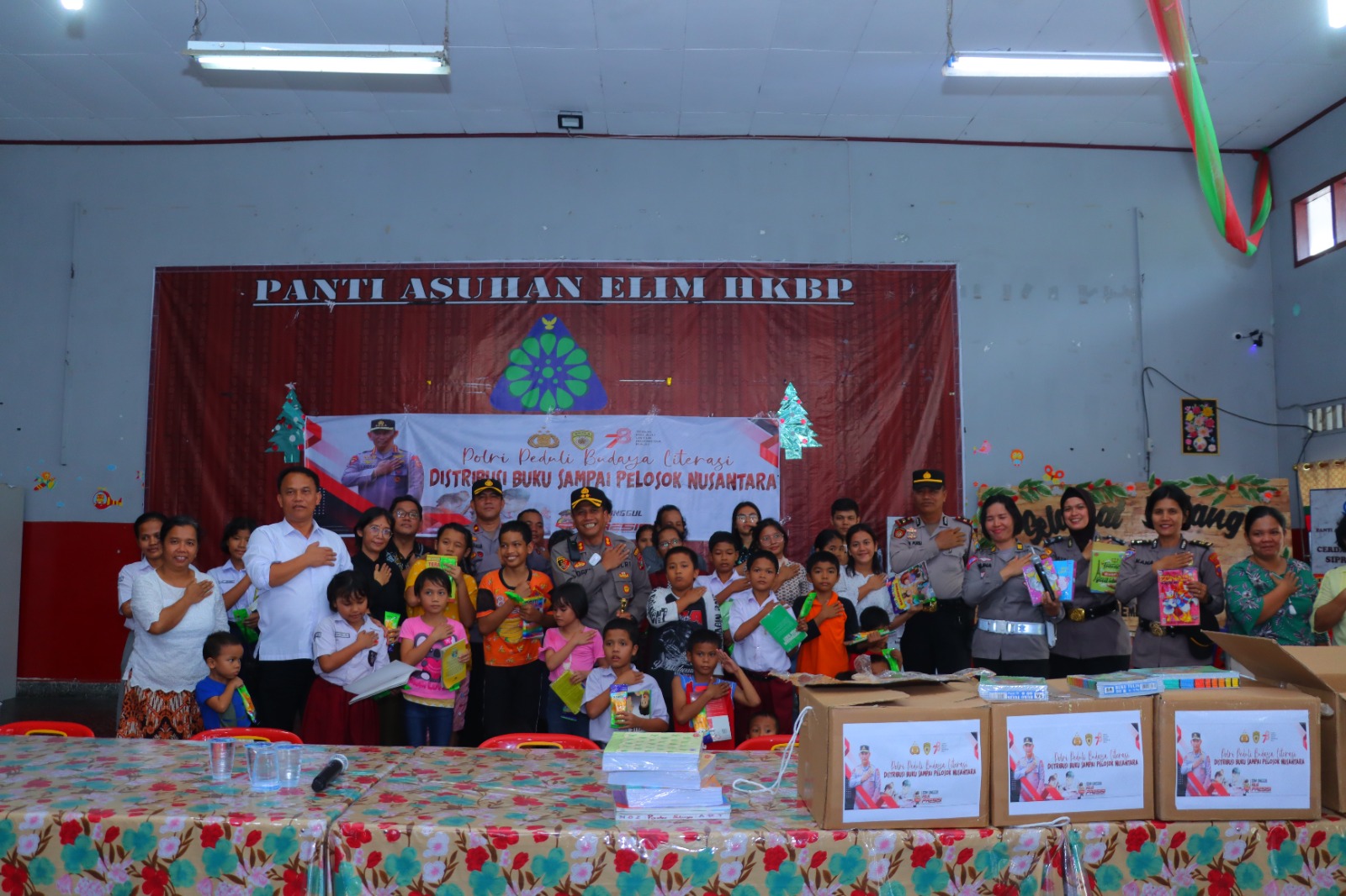 Polri Peduli Budaya Literasi, Kapolres Siantar Bagikan Buku Ke Panti Asuhan