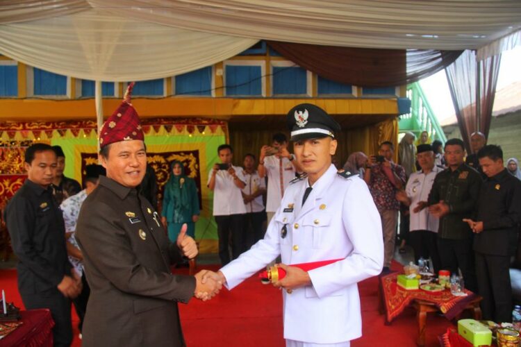 Bupati Lampung Barat Drs Nukman Melantik PAW Peratin Pekon Kenali