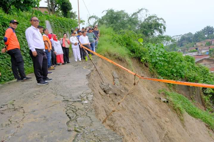 Wali Kota dr Susanti Dewayani Gerak Cepat Menangani Masyarakat Yang Terdampak Banjir Wali Kota dr Susanti Dewayani Gerak Cepat Menangani Masyarakat Yang Terdampak Banjir