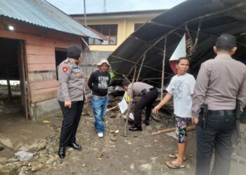 Personil Polsek Siantar Utara Gotong Royong Bantu Bersihkan Rumah Warga Terdampak Banjir