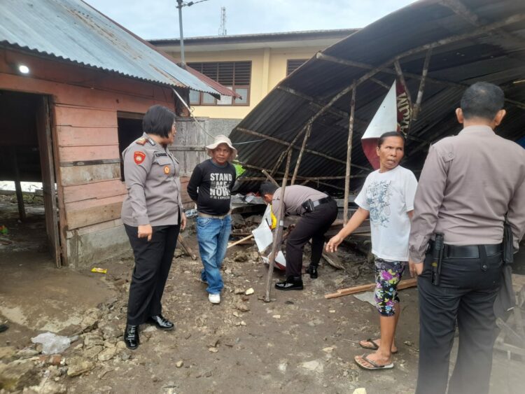 Personil Polsek Siantar Utara Gotong Royong Bantu Bersihkan Rumah Warga Terdampak Banjir