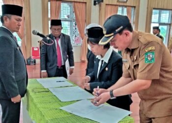 Sekda Esron Sinaga Menyaksikan Penandatangan Berita Acara