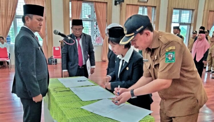 Sekda Esron Sinaga Menyaksikan Penandatangan Berita Acara