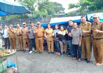 Camat Siantar Sitalasari Syahrul Ramadhan Pane SH dan Tim saat Menyampaikan Himbauan di Pasar Pagi Rindam