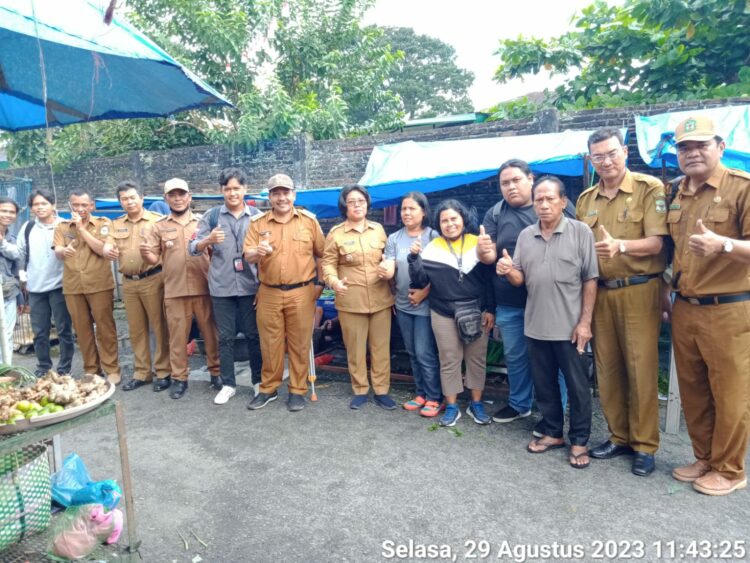 Camat Siantar Sitalasari Syahrul Ramadhan Pane SH dan Tim saat Menyampaikan Himbauan di Pasar Pagi Rindam