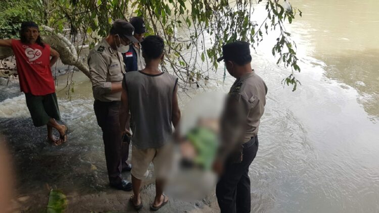 Penemukan mayat seorang pria terapung di Sungai Bah Bolon