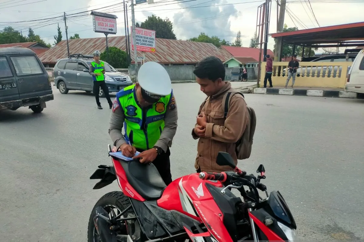 Pengendara yang ditindak Satlantas Polres Humbang Hasundutan (int)