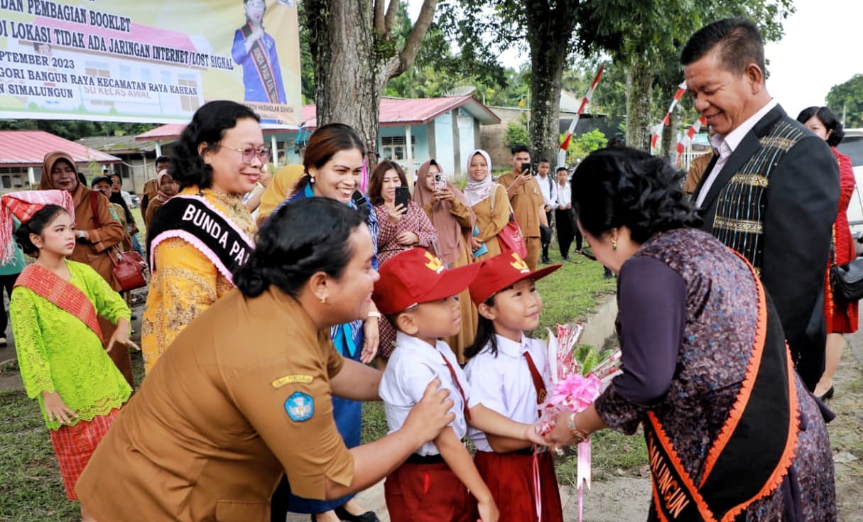 Bupati Simalungun Radiapoh Hasiholan Sinaga dan Bunda PAUD Ratnawati membuka kegiatan sosialisasi dan pembagian booklet tentang transisi PAUD ke SD