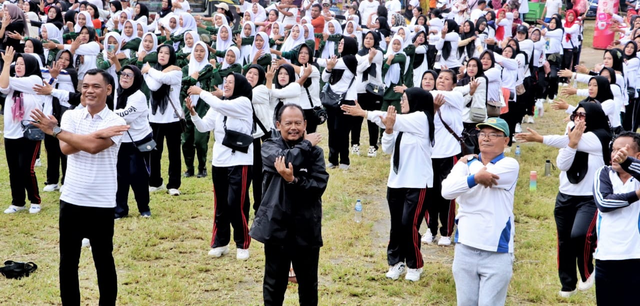 Car Free Day di Kota Perdagangan, Wakil Bupati Himbau Masyarakat Jaga Kebersihan Lingkungan Wakil Bupati H Zonny Waldi Senam Pada Acara Car Free Day di Kota Perdagangan