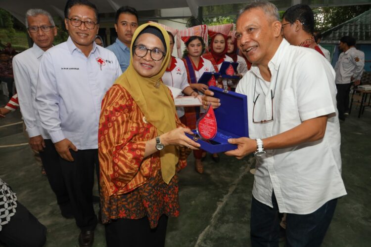 Wali Kota Pematang Siantar dr Susanti Dewayani SpA menyerahkan piagam penghargaan kepada pendonor sukarela