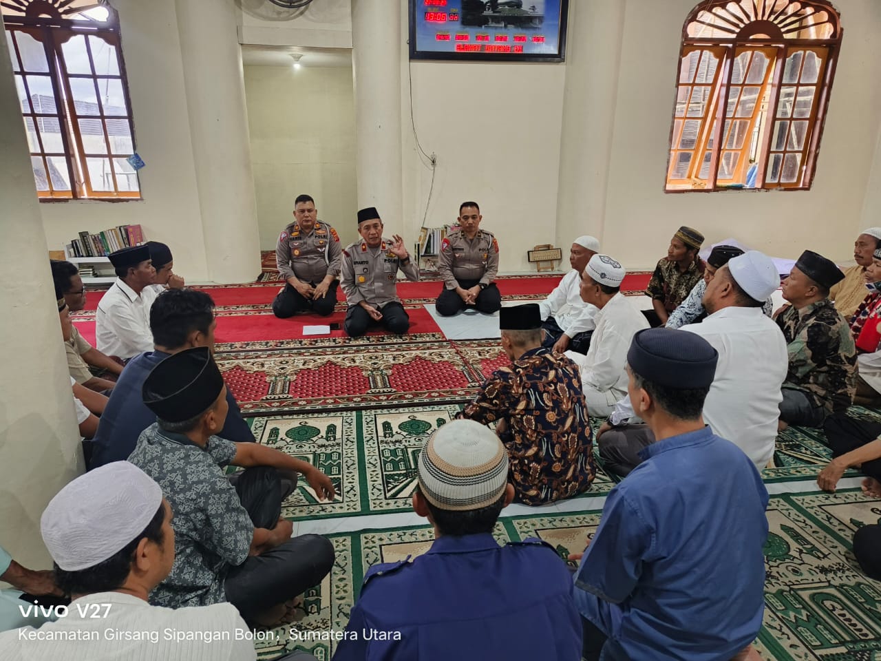 Jum'at Curhat Polres Simalungun, Warga Parapat Sampaikan Keluhan dan Permintaan Jum'at Curhat Polres Simalungun di Masjid Raya Taqwa di Kecamatan Girsang Sipangan Bolon