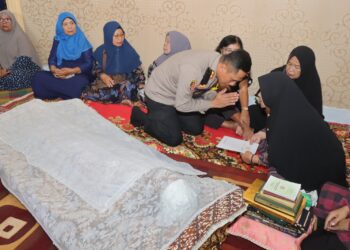 Kapolres Pematang Siantar AKBP Yogen Heroes Baruno SH, SIK melayat ke Rumah Duka Ayah dari Personil Sat Intelkam