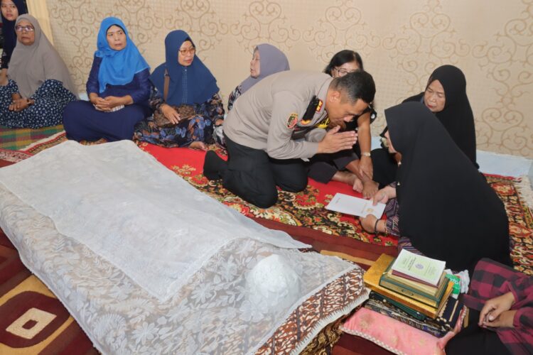 Kapolres Pematang Siantar AKBP Yogen Heroes Baruno SH, SIK melayat ke Rumah Duka Ayah dari Personil Sat Intelkam