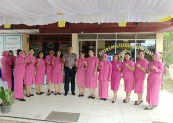 Ketua Bhayangkari Cabang Simalungun Ny Erika Ronald Sipayung mengadakan kunjungan kerja di Polsek Purba,
