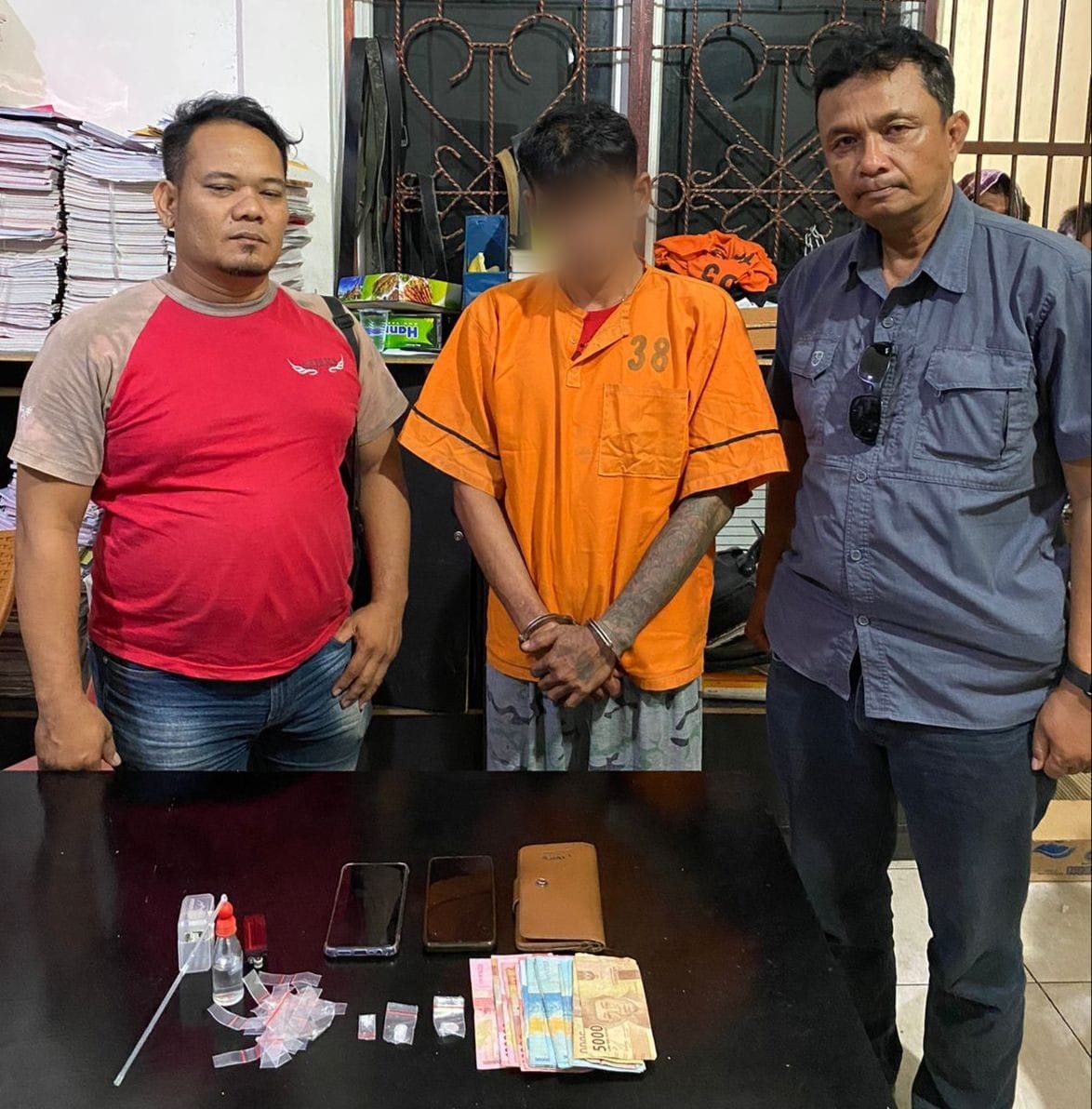 Polsek Raya Kahean Ungkap Kasus Penyalahgunaan Narkotika, Pengedar dan 2,37 Gram Shabu Disita Pelaku dan Barang Bukti yang Disita Polsek Raya Kahean