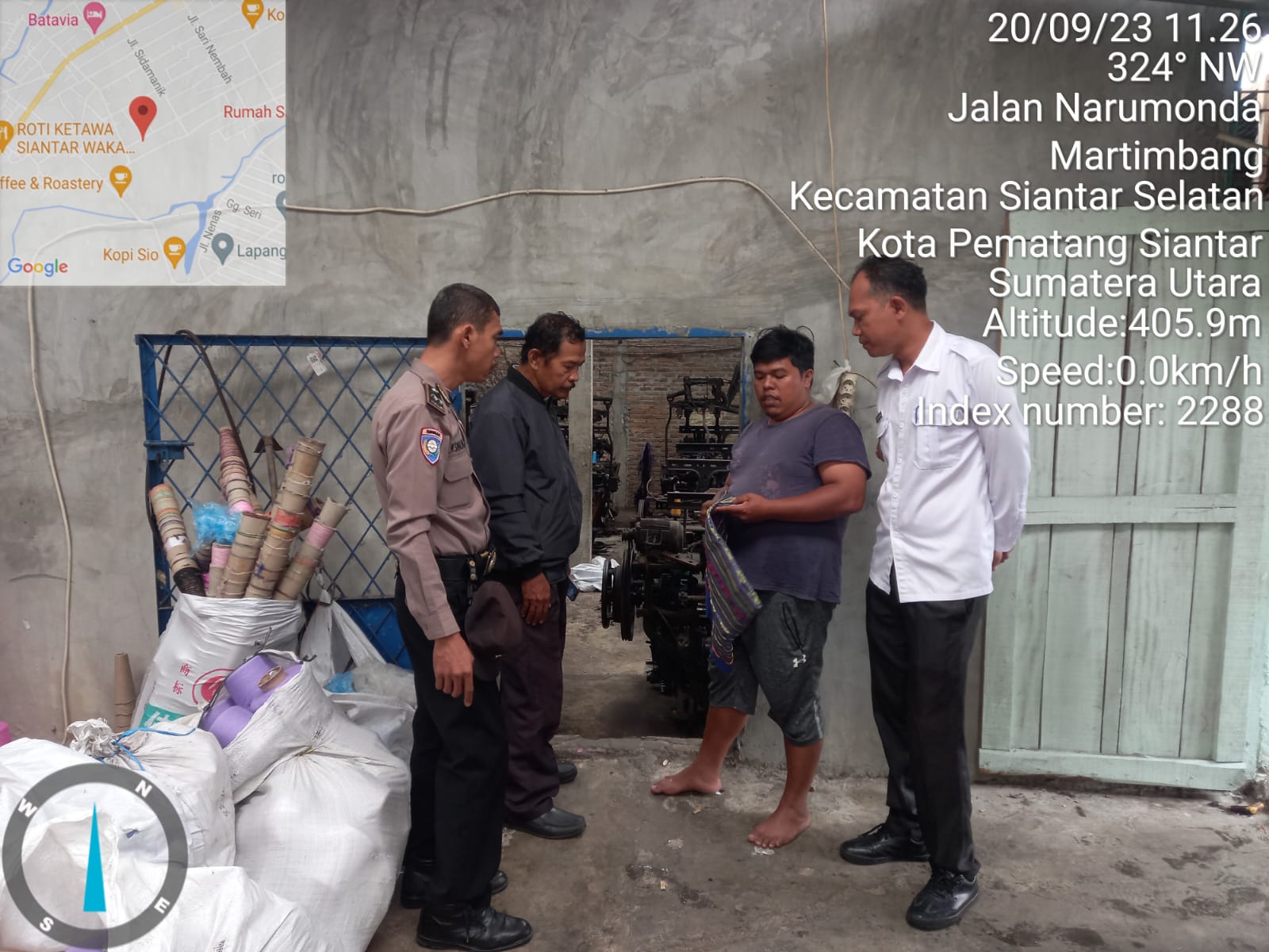 Bhabinkamtibmas Sampaikan Himbauan Kamtibmas di UKM Tenun Ulos Bhabinkamtibmas Sampaikan Himbauan Kamtibmas di UKM Tenun Ulos