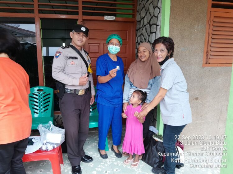 Bhabinkamtibmas Hadiri Pemberian Vaksin Polio danObat Cacing Pada Balita