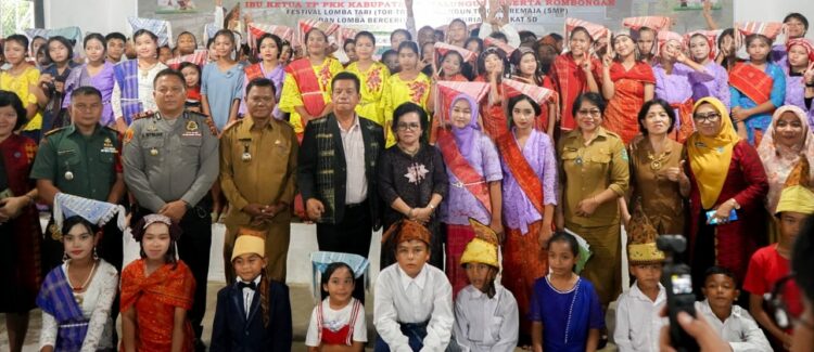 Festival Seni Dan Budaya di Raya Kahean, Bupati Simalungun: "Ini Salah Satu Terobosan untuk Mempertahankan Seni dan Budaya Daerah" Bupati Simalungun dan Ketua TP PKK menghadiri Festifal Seni dan Budaya Daerah