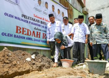 Wali Kota Pematang Siantar dr Susanti Dewayani SpA melakukan peletakan batu pertama bedah rumah oleh BAZNAS