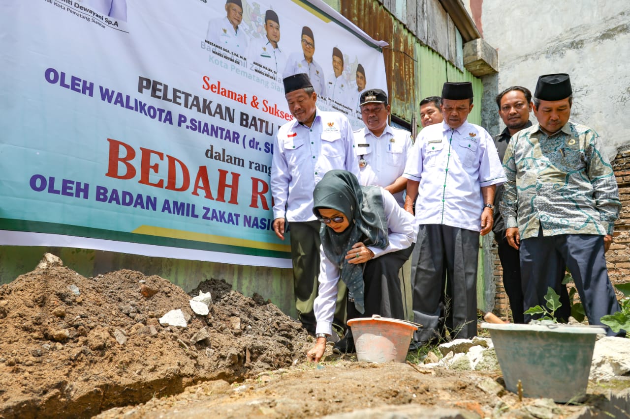 Wali Kota Pematang Siantar dr Susanti Dewayani SpA melakukan peletakan batu pertama bedah rumah oleh BAZNAS