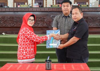Wali Kota Pematang Siantar dr Susanti Dewayani SpA menyerahkan Rancangan Peraturan Daerah ke Ketua DPRD Siantar