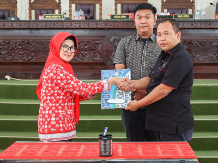 Wali Kota Pematang Siantar dr Susanti Dewayani SpA menyerahkan Rancangan Peraturan Daerah ke Ketua DPRD Siantar
