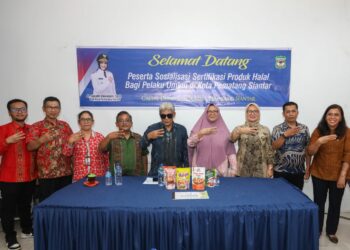 Ketua Dekranasda bersama perwakilan Wali Kota menghadiri  acara Sosialisasi Industri Produk Halal kepada UMKM