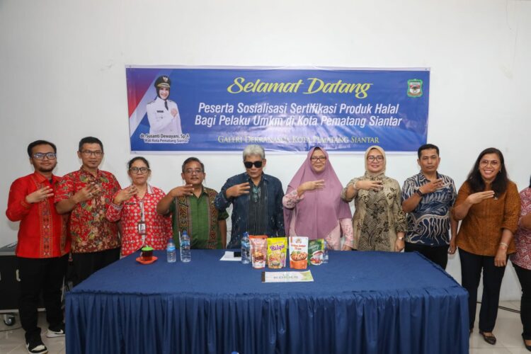 Ketua Dekranasda bersama perwakilan Wali Kota menghadiri  acara Sosialisasi Industri Produk Halal kepada UMKM
