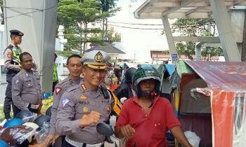 Dirlantas Polda Sumut, Kombes Muji Ediyanto saat membagikan helm SNI dalam rangka Operasi Zebra (int)