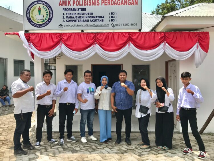Calon Pangulu Feri Ilhami Hasugian Berangkatkan 5 Warga Nagori Bah Tobu Ikuti Kuliah Gratis