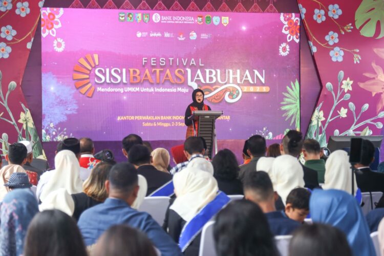 Wali Kota dr Susanti Hadiri Opening Ceremony Festival SISI BATAS LABUHAN  di Lapangan KPw BI Pematang Siantar