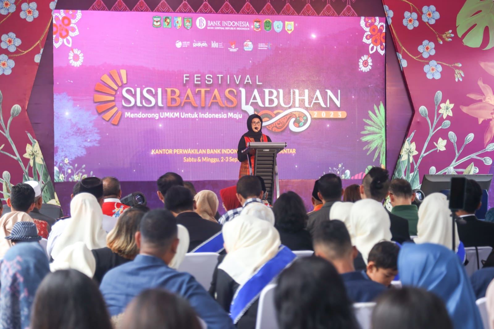 Wali Kota dr Susanti Hadiri Opening Ceremony Festival SISI BATAS LABUHAN  di Lapangan KPw BI Pematang Siantar