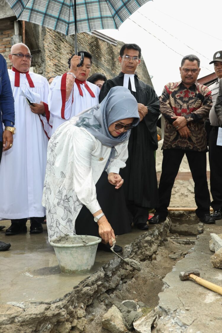Wali Kota dr Susanti Lakukan Peletakan Batu Pertama Pembangunan Gedung Gereja HKBP Pardamean 