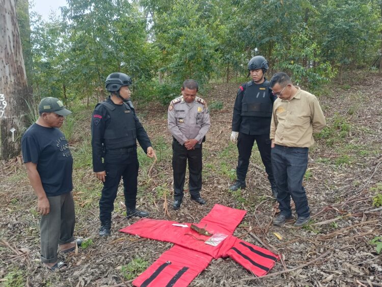 Penjinak Bom Poldasu Disposal Peledak Jenis Proyektil M 170 dari Lokasi Gereja Katholik Santo Padua Tiga Dolok Penjinak Bom Poldasu Disposal Peledak Jenis Proyektil M 170 dari Lokasi Gereja Katholik Santo Padua Tiga Dolok
